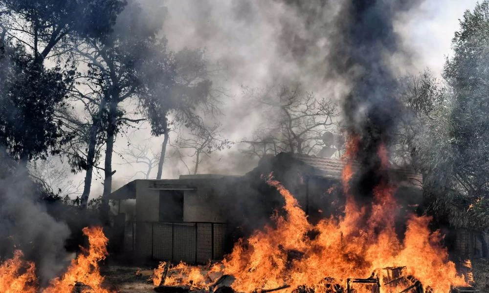 Εκτός ελέγχου η φωτιά στον Πύργο και το Ελληνικό Ξυλοκάστρου -Έκτακτο συντονιστικό για την φωτιά στα Ροζενά (βίντεο)